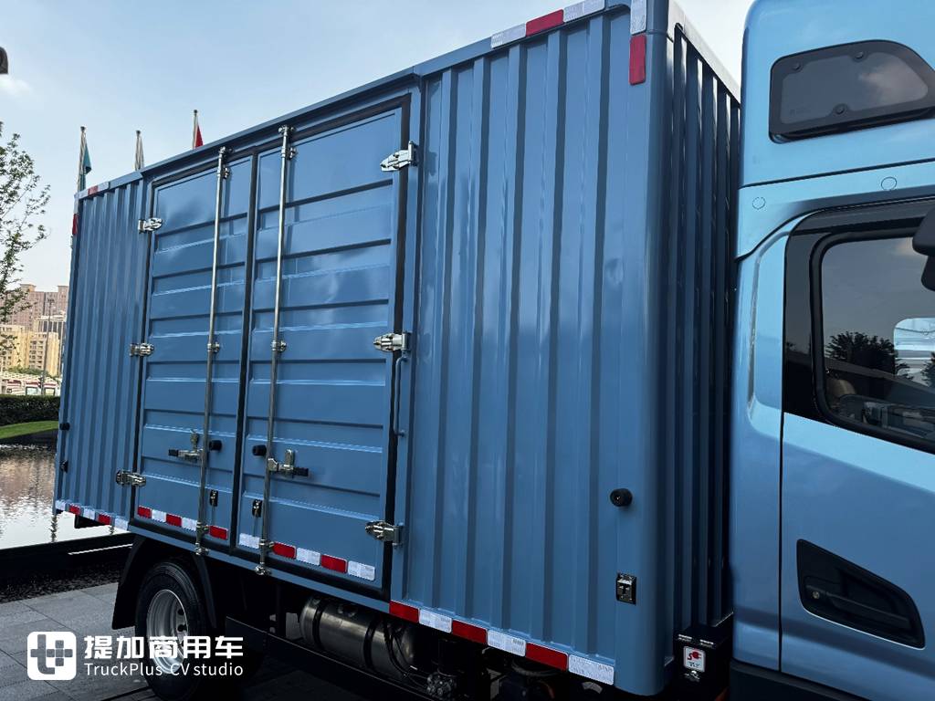 Specializing in Long-Distance Transport: Factory-Fitted High-Roof Double Bunk Cab – Yutong T6 Electric Light Truck Live Shot