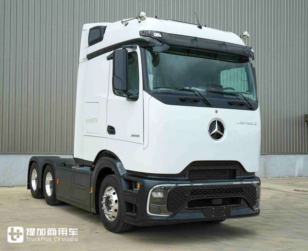Rumors of Withdrawal from China Debunked? New-Generation Mercedes-Benz Actros Domestic Model Appears in Official Announcement! A Look at Its Differences from the European Version!