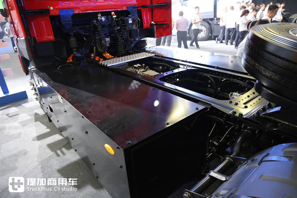 Equipped with a 400kWh Battery Pack, Chassis Curb Weight Only 8.5 Tons? Live Shot of Yutong Heavy-Duty Truck’s Newly Launched T400 Port Tractor