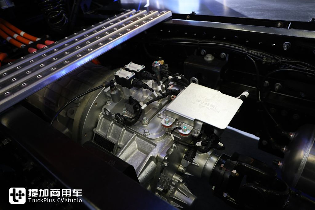 Equipped with a 400kWh Battery Pack, Chassis Curb Weight Only 8.5 Tons? Live Shot of Yutong Heavy-Duty Truck’s Newly Launched T400 Port Tractor