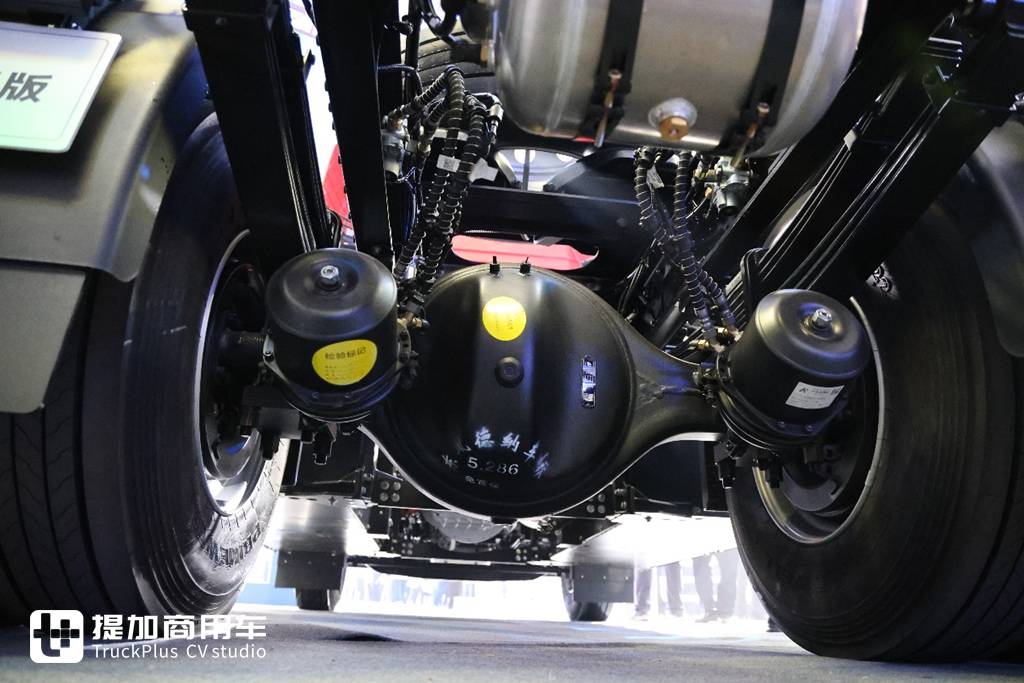 Equipped with a 400kWh Battery Pack, Chassis Curb Weight Only 8.5 Tons? Live Shot of Yutong Heavy-Duty Truck’s Newly Launched T400 Port Tractor