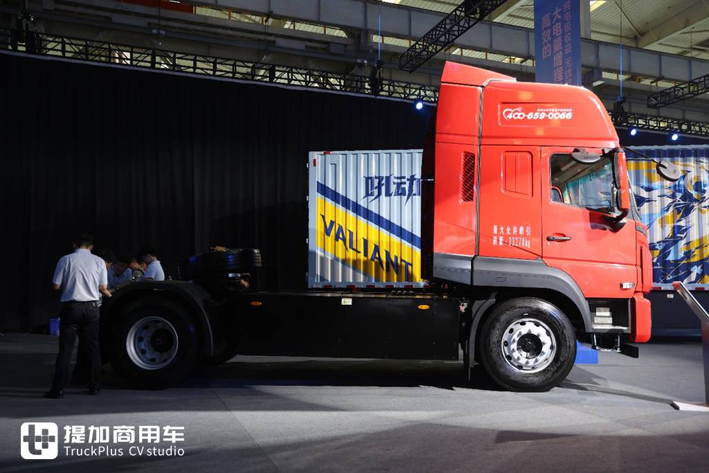 Equipped with a 400kWh Battery Pack, Chassis Curb Weight Only 8.5 Tons? Live Shot of Yutong Heavy-Duty Truck’s Newly Launched T400 Port Tractor