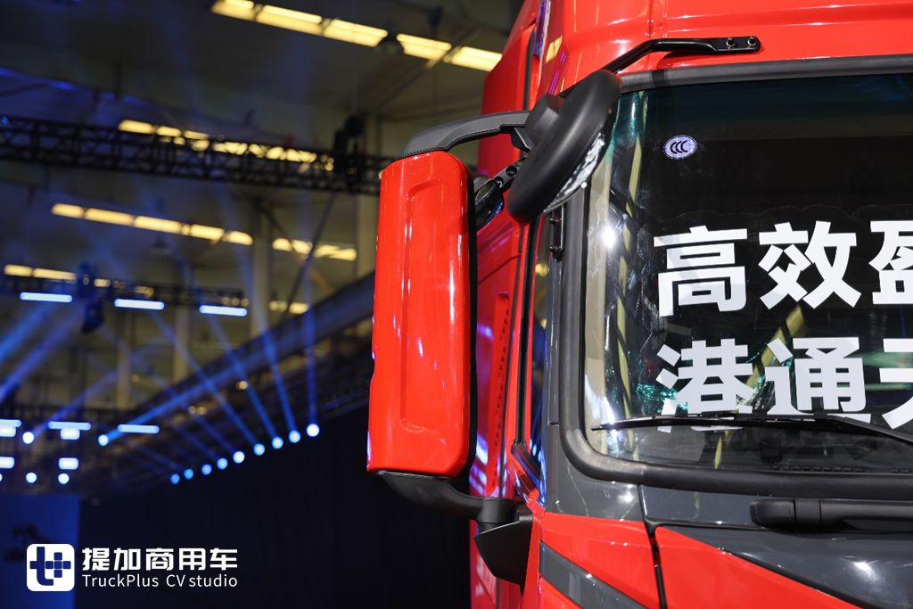Equipped with a 400kWh Battery Pack, Chassis Curb Weight Only 8.5 Tons? Live Shot of Yutong Heavy-Duty Truck’s Newly Launched T400 Port Tractor