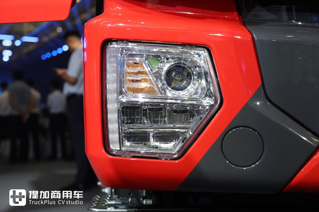 Equipped with a 400kWh Battery Pack, Chassis Curb Weight Only 8.5 Tons? Live Shot of Yutong Heavy-Duty Truck’s Newly Launched T400 Port Tractor