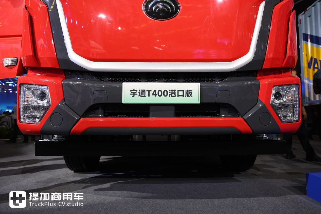 Equipped with a 400kWh Battery Pack, Chassis Curb Weight Only 8.5 Tons? Live Shot of Yutong Heavy-Duty Truck’s Newly Launched T400 Port Tractor