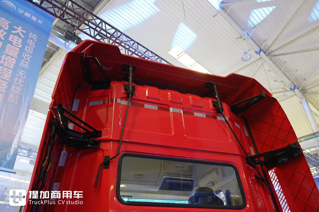 Equipped with a 400kWh Battery Pack, Chassis Curb Weight Only 8.5 Tons? Live Shot of Yutong Heavy-Duty Truck’s Newly Launched T400 Port Tractor