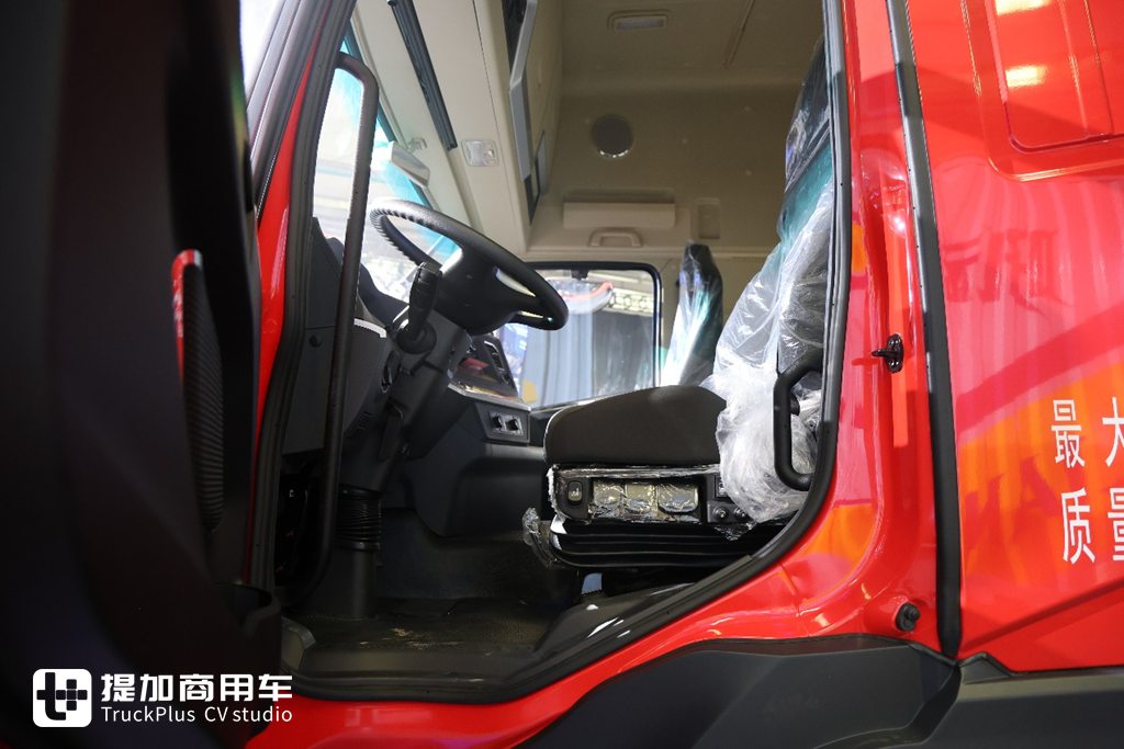 Equipped with a 400kWh Battery Pack, Chassis Curb Weight Only 8.5 Tons? Live Shot of Yutong Heavy-Duty Truck’s Newly Launched T400 Port Tractor