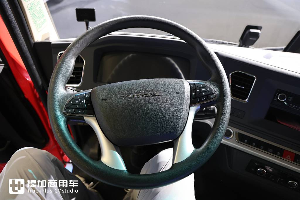 Equipped with a 400kWh Battery Pack, Chassis Curb Weight Only 8.5 Tons? Live Shot of Yutong Heavy-Duty Truck’s Newly Launched T400 Port Tractor