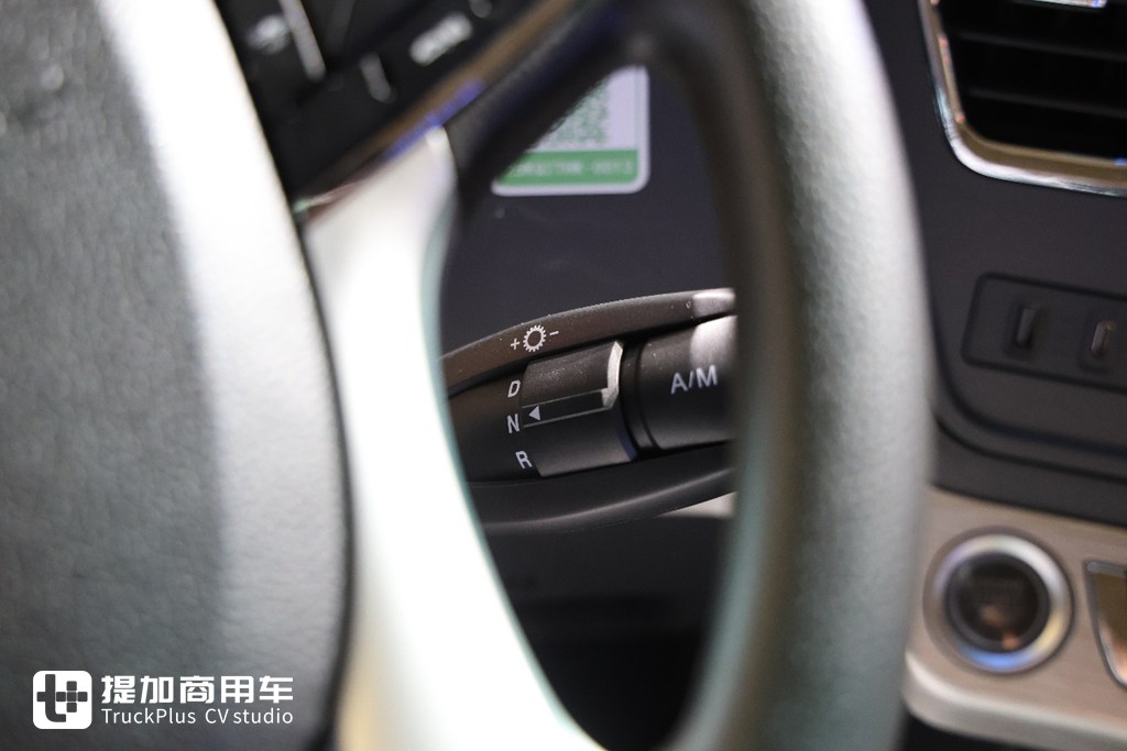 Equipped with a 400kWh Battery Pack, Chassis Curb Weight Only 8.5 Tons? Live Shot of Yutong Heavy-Duty Truck’s Newly Launched T400 Port Tractor