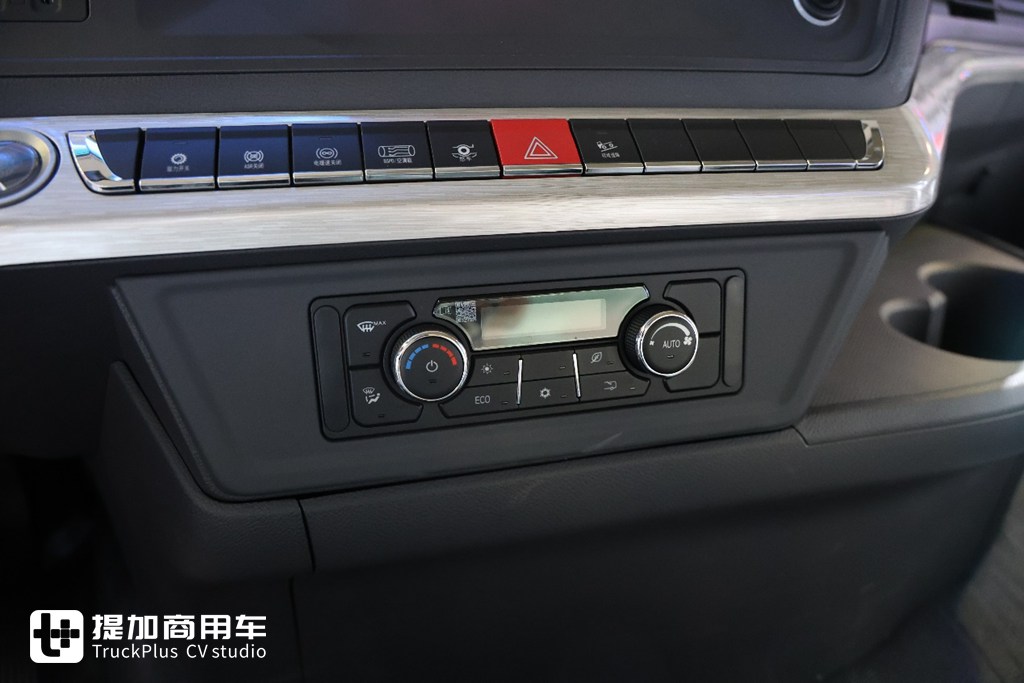 Equipped with a 400kWh Battery Pack, Chassis Curb Weight Only 8.5 Tons? Live Shot of Yutong Heavy-Duty Truck’s Newly Launched T400 Port Tractor