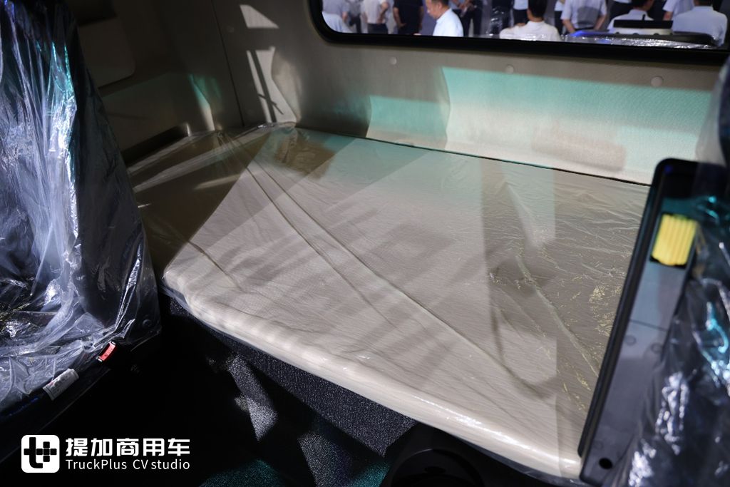 Equipped with a 400kWh Battery Pack, Chassis Curb Weight Only 8.5 Tons? Live Shot of Yutong Heavy-Duty Truck’s Newly Launched T400 Port Tractor