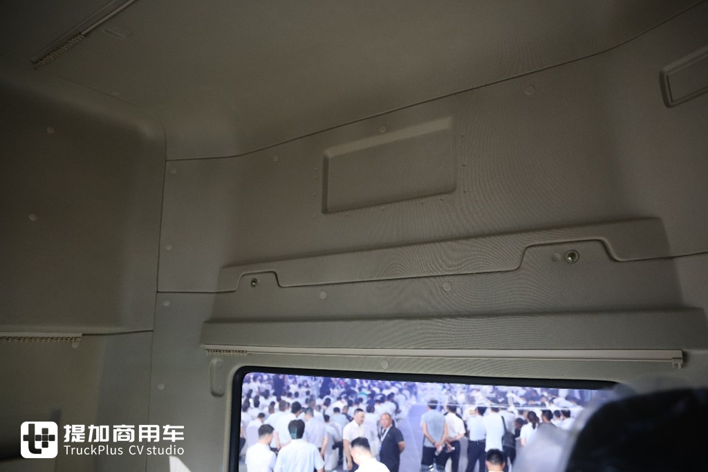 Equipped with a 400kWh Battery Pack, Chassis Curb Weight Only 8.5 Tons? Live Shot of Yutong Heavy-Duty Truck’s Newly Launched T400 Port Tractor