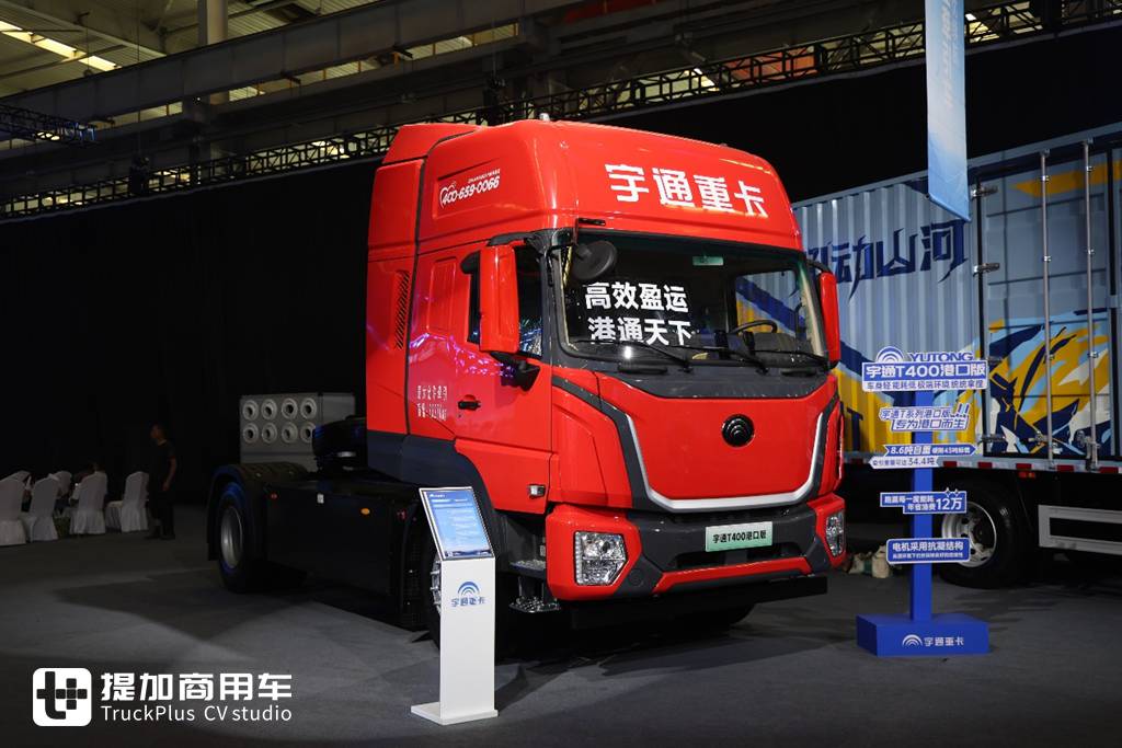 Equipped with a 400kWh Battery Pack, Chassis Curb Weight Only 8.5 Tons? Live Shot of Yutong Heavy-Duty Truck’s Newly Launched T400 Port Tractor