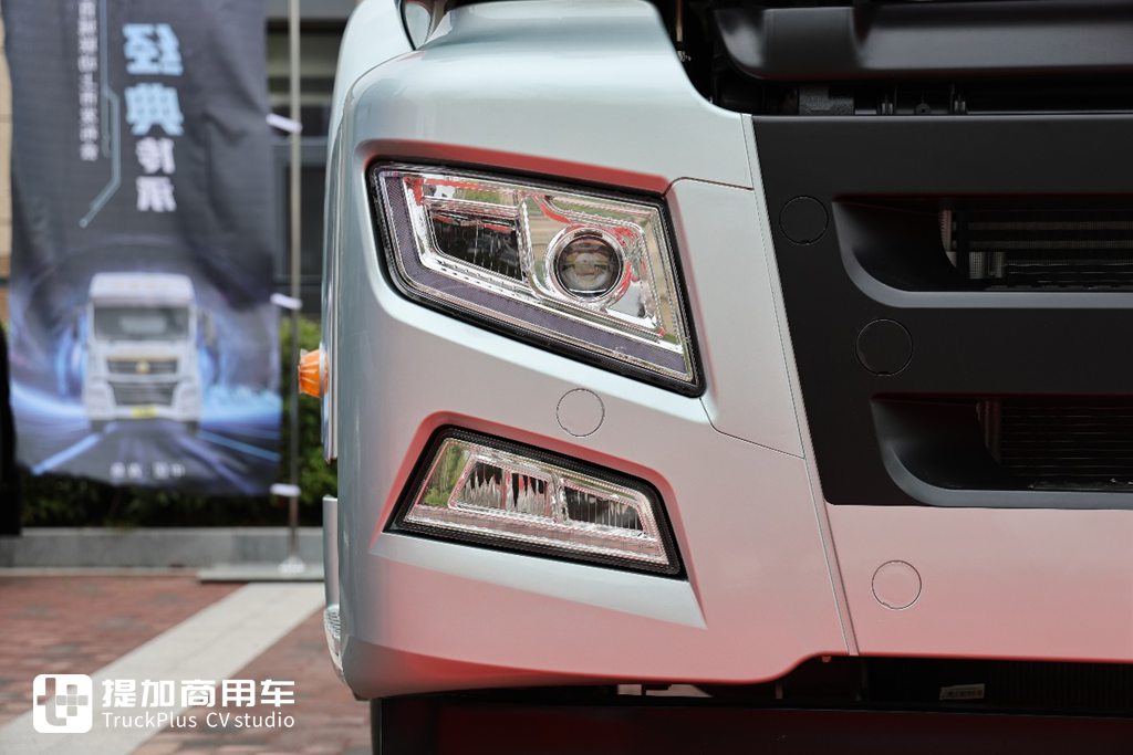 SITRAK Arrives with a Starting Price of Over 200,000 Yuan: Live Shot of Sinotruk’s New SITRAK G7M Tractor – Let’s Check Its Configuration