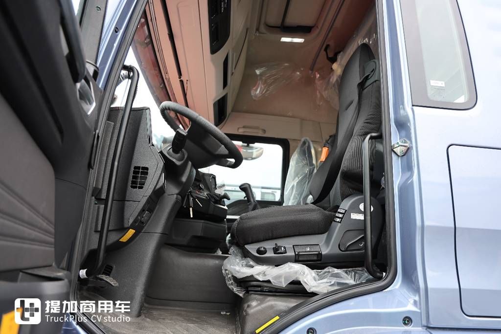 SITRAK Arrives with a Starting Price of Over 200,000 Yuan: Live Shot of Sinotruk’s New SITRAK G7M Tractor – Let’s Check Its Configuration