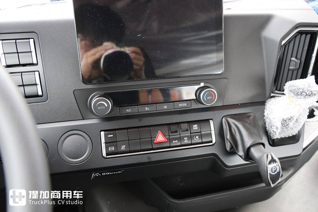 SITRAK Arrives with a Starting Price of Over 200,000 Yuan: Live Shot of Sinotruk’s New SITRAK G7M Tractor – Let’s Check Its Configuration