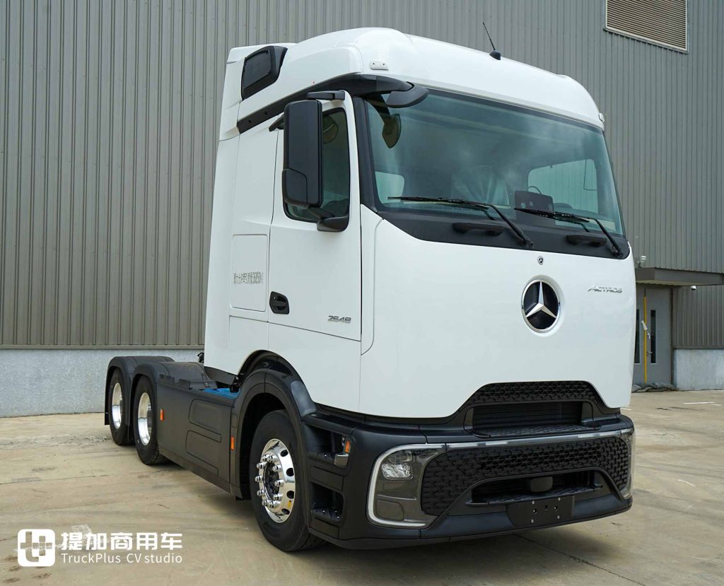 Rumors of Withdrawal from China Debunked? New-Generation Mercedes-Benz Actros Domestic Model Appears in Official Announcement! A Look at Its Differences from the European Version!