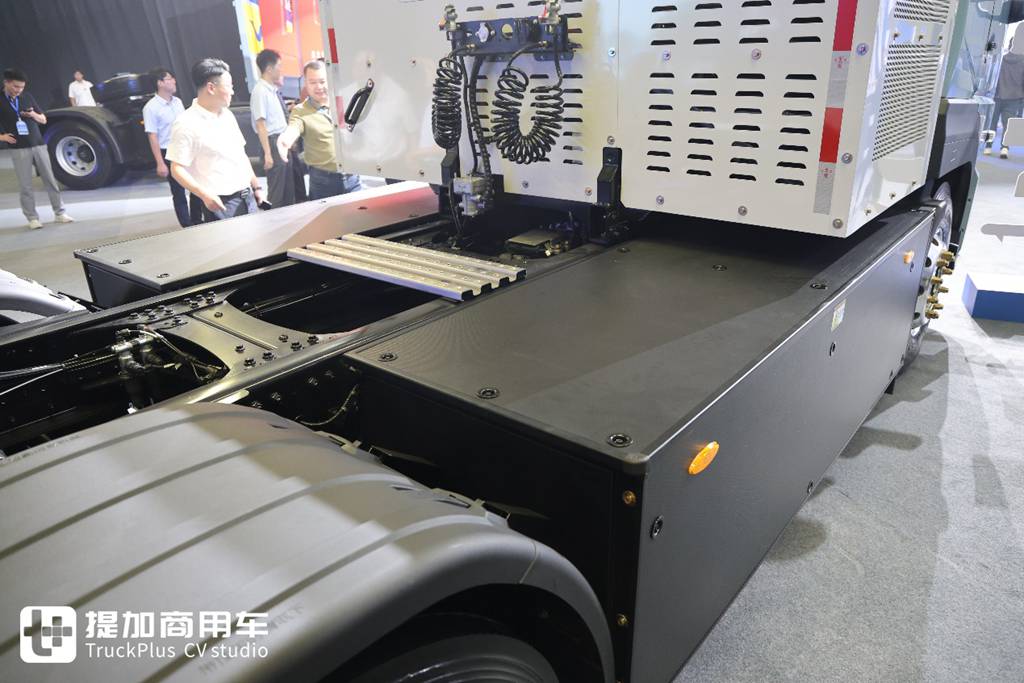 Equipped with a 400kWh Battery Pack, Yet Boasting a 1,000-Kilometer Range? Live Shot of Yutong T400RE’s All-New Extended-Range Heavy-Duty Truck