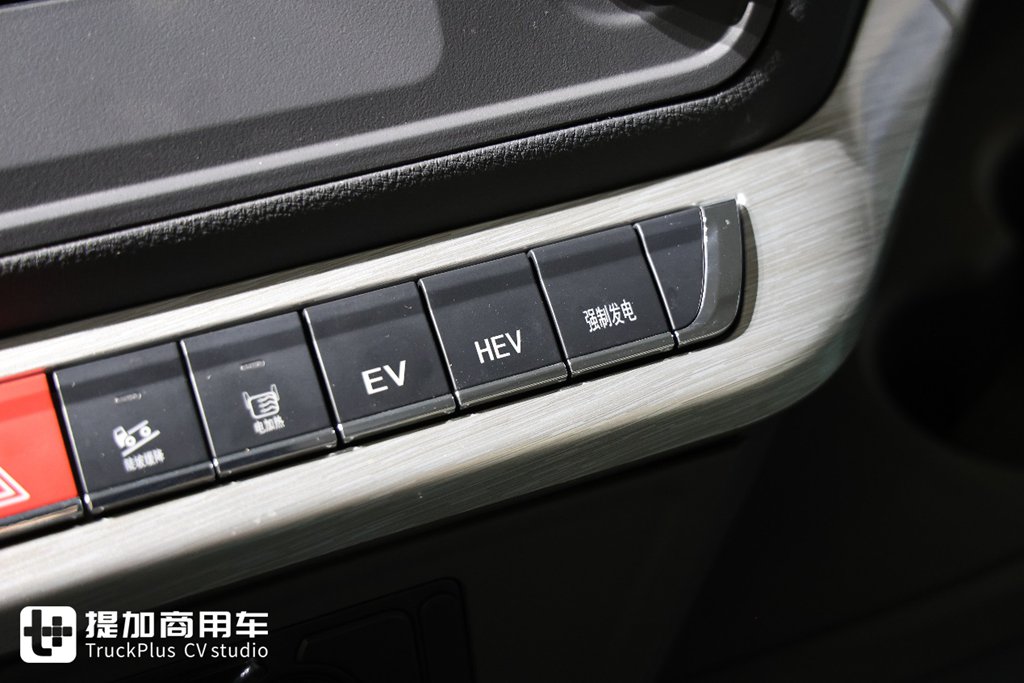 Equipped with a 400kWh Battery Pack, Yet Boasting a 1,000-Kilometer Range? Live Shot of Yutong T400RE’s All-New Extended-Range Heavy-Duty Truck