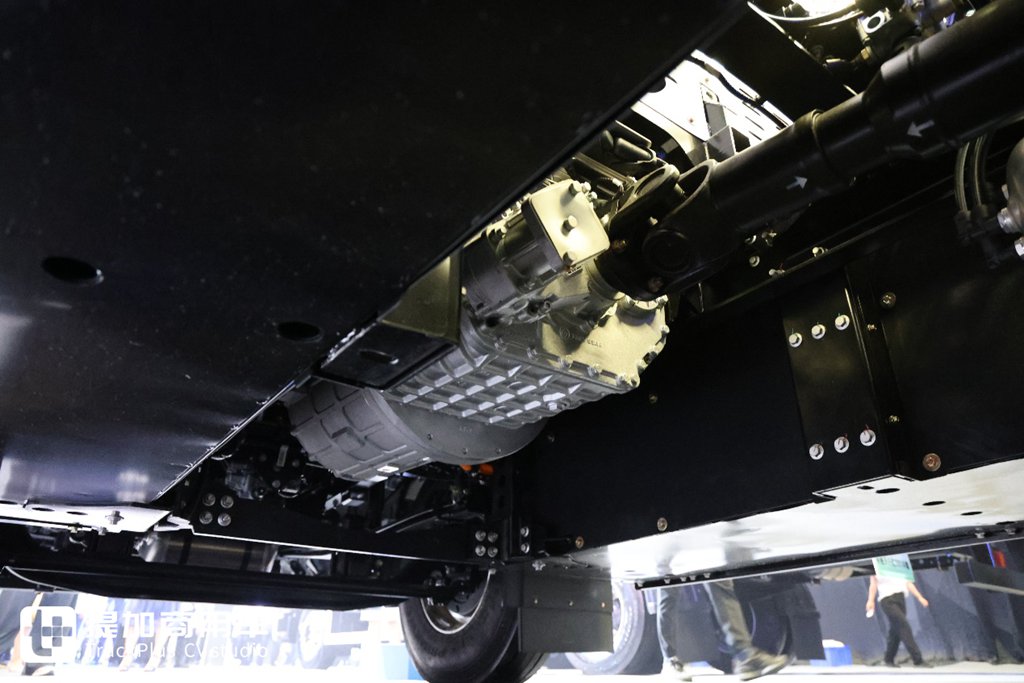 Equipped with a 400kWh Battery Pack, Yet Boasting a 1,000-Kilometer Range? Live Shot of Yutong T400RE’s All-New Extended-Range Heavy-Duty Truck