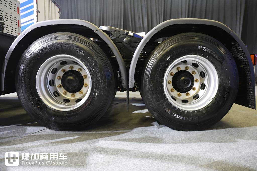 Equipped with a 400kWh Battery Pack, Yet Boasting a 1,000-Kilometer Range? Live Shot of Yutong T400RE’s All-New Extended-Range Heavy-Duty Truck