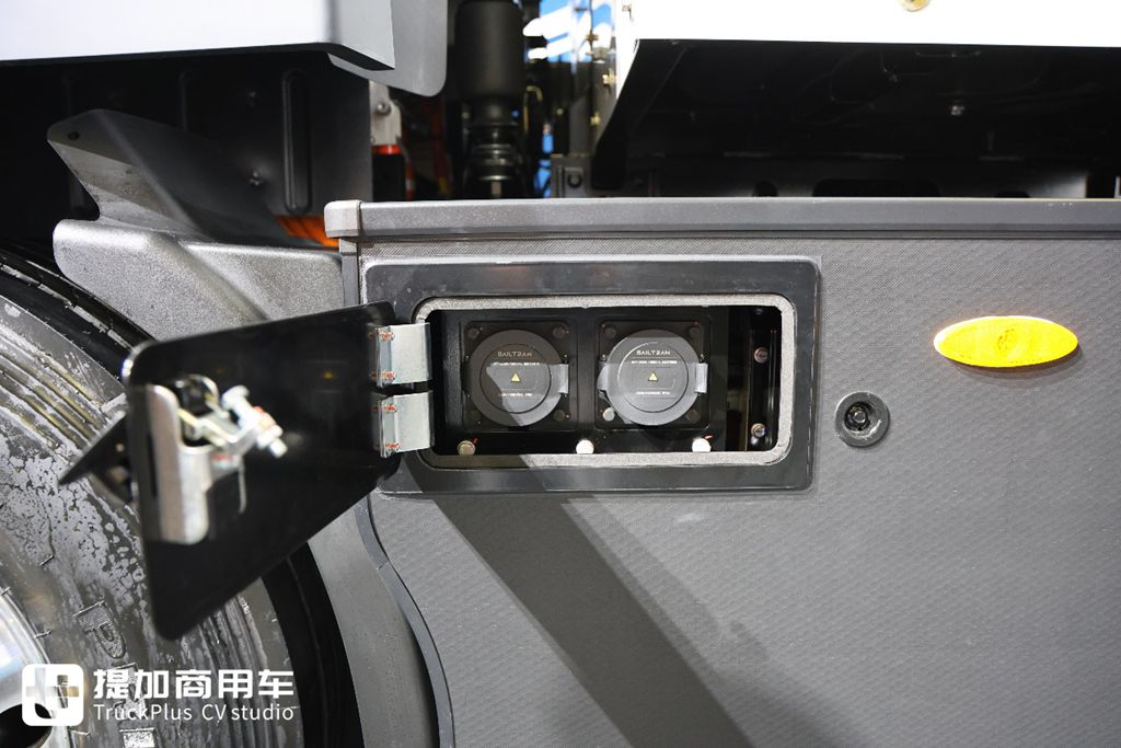 Equipped with a 400kWh Battery Pack, Yet Boasting a 1,000-Kilometer Range? Live Shot of Yutong T400RE’s All-New Extended-Range Heavy-Duty Truck