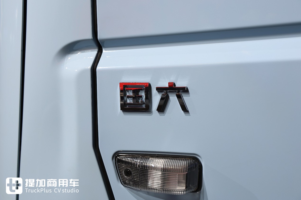 Equipped with a 400kWh Battery Pack, Yet Boasting a 1,000-Kilometer Range? Live Shot of Yutong T400RE’s All-New Extended-Range Heavy-Duty Truck