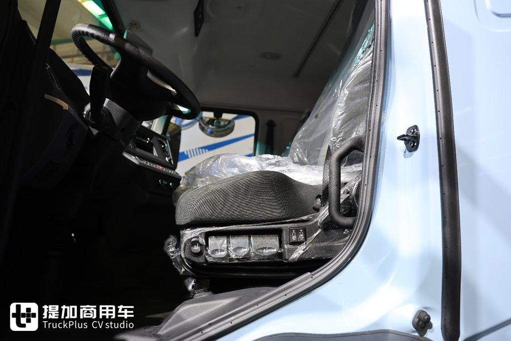 Equipped with a 400kWh Battery Pack, Yet Boasting a 1,000-Kilometer Range? Live Shot of Yutong T400RE’s All-New Extended-Range Heavy-Duty Truck