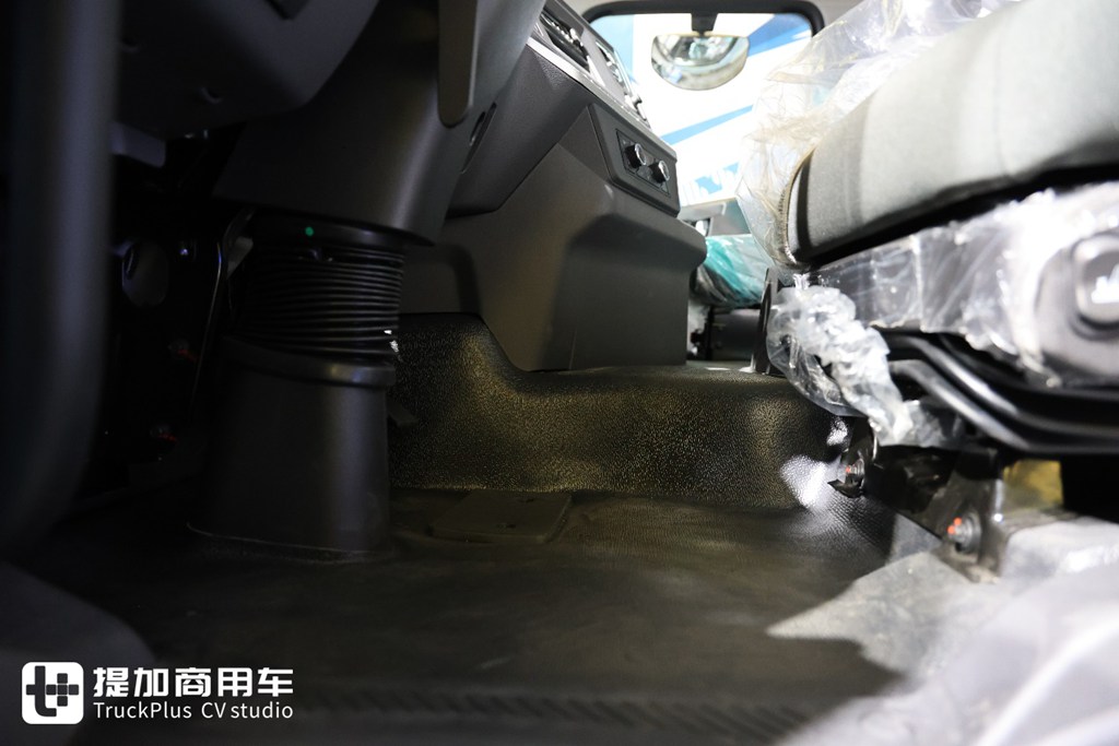 Equipped with a 400kWh Battery Pack, Yet Boasting a 1,000-Kilometer Range? Live Shot of Yutong T400RE’s All-New Extended-Range Heavy-Duty Truck