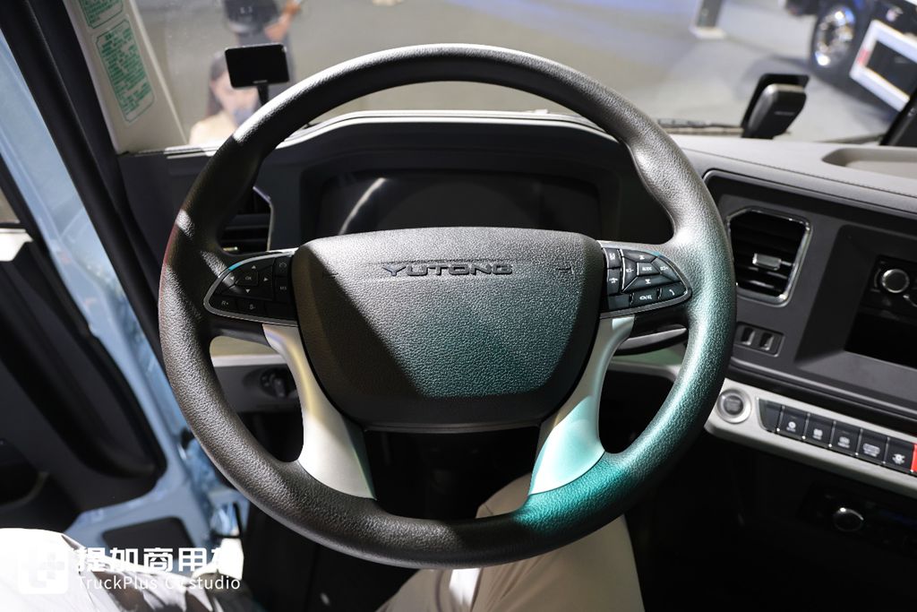 Equipped with a 400kWh Battery Pack, Yet Boasting a 1,000-Kilometer Range? Live Shot of Yutong T400RE’s All-New Extended-Range Heavy-Duty Truck