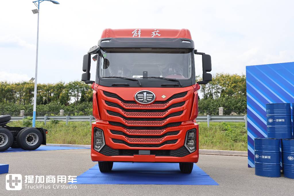 FAW Trucks’New Tractor – FAW Yingchi Officially Launched: Live Shots Reveal Its Powerful Configuration!