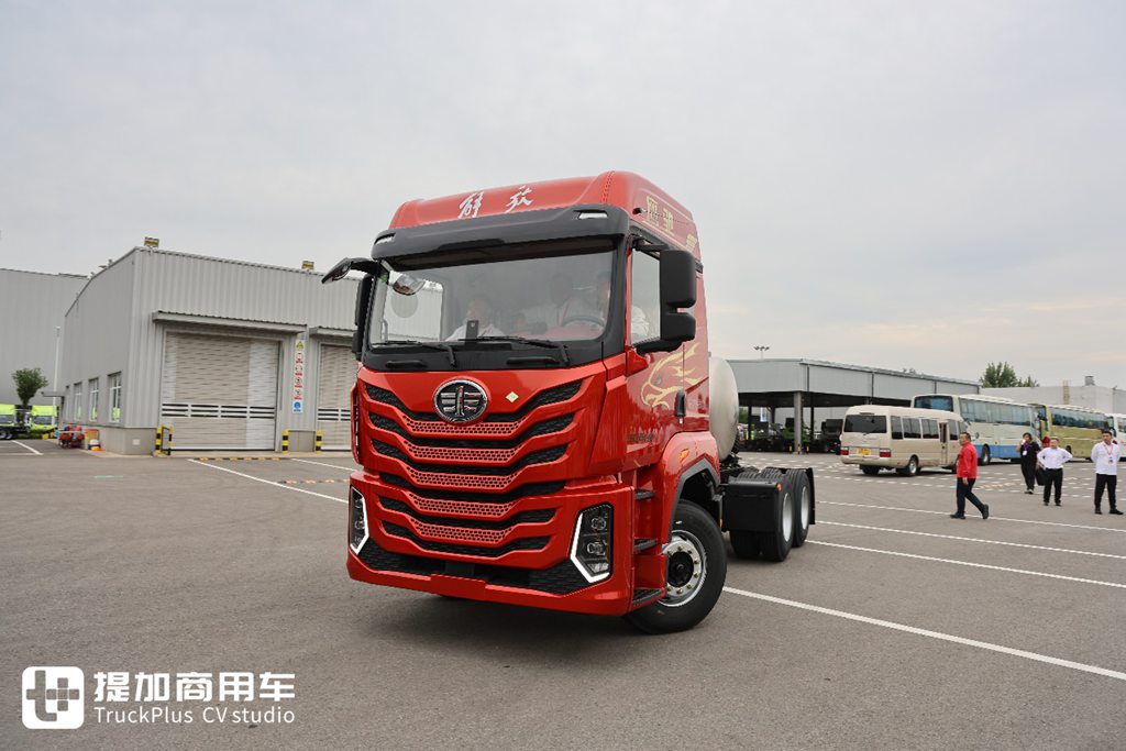 FAW Trucks’New Tractor – FAW Yingchi Officially Launched: Live Shots Reveal Its Powerful Configuration!