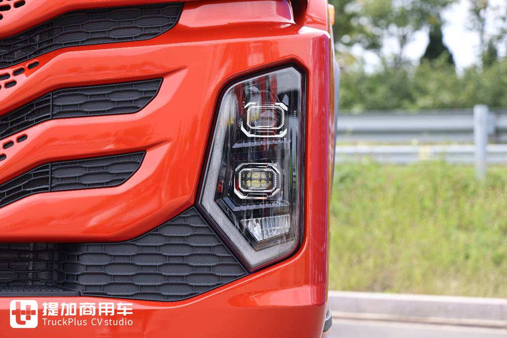 FAW Trucks’New Tractor – FAW Yingchi Officially Launched: Live Shots Reveal Its Powerful Configuration!