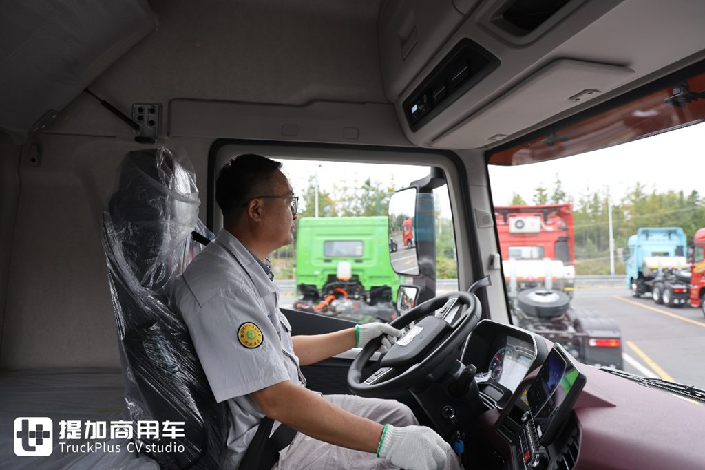 FAW Trucks’New Tractor – FAW Yingchi Officially Launched: Live Shots Reveal Its Powerful Configuration!