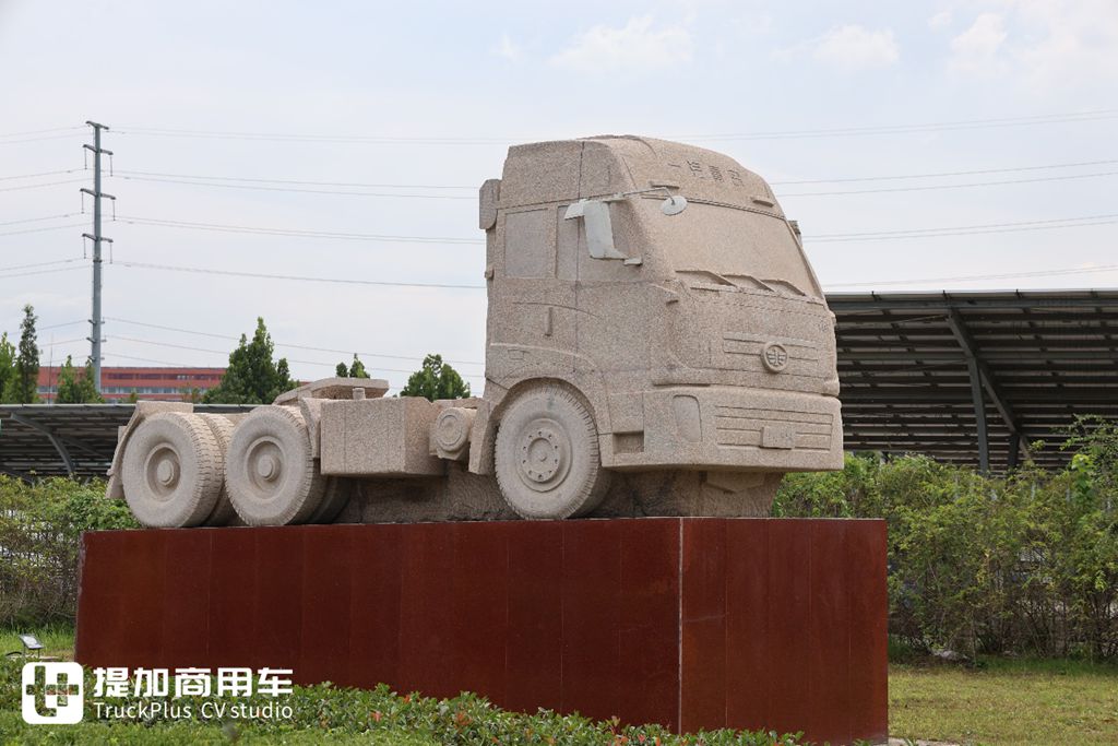 FAW Trucks’New Tractor – FAW Yingchi Officially Launched: Live Shots Reveal Its Powerful Configuration!