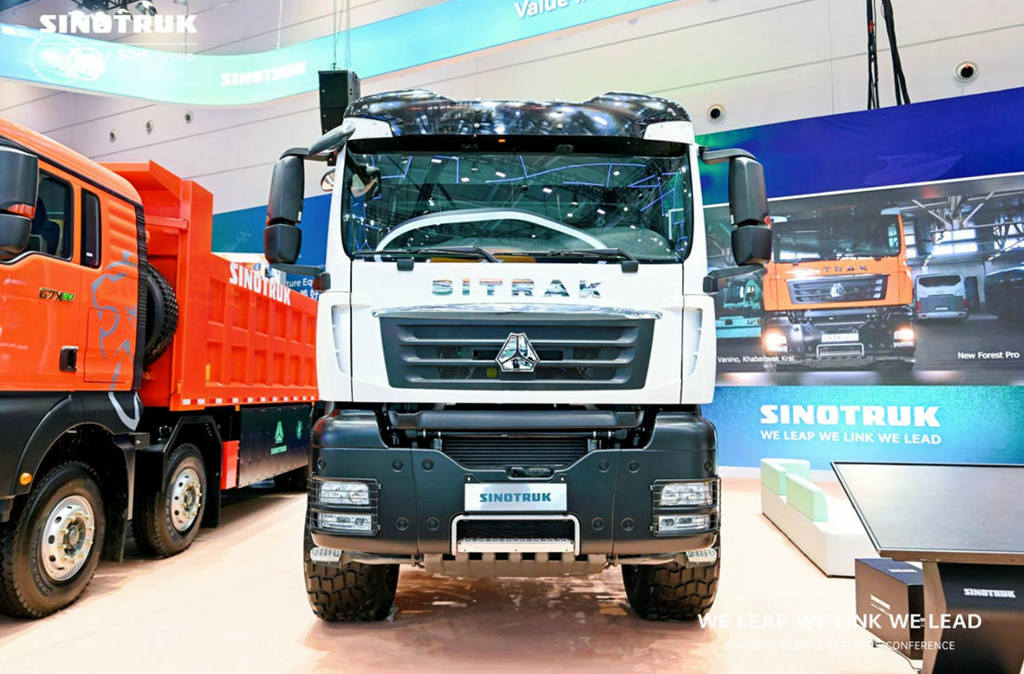 Beyond "Versatile", More "Specialized"! Sinotruk’s Full-Drive "Battle Vehicle" Escorts Special Transportation!