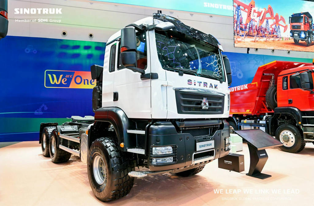 Beyond "Versatile", More "Specialized"! Sinotruk’s Full-Drive "Battle Vehicle" Escorts Special Transportation!