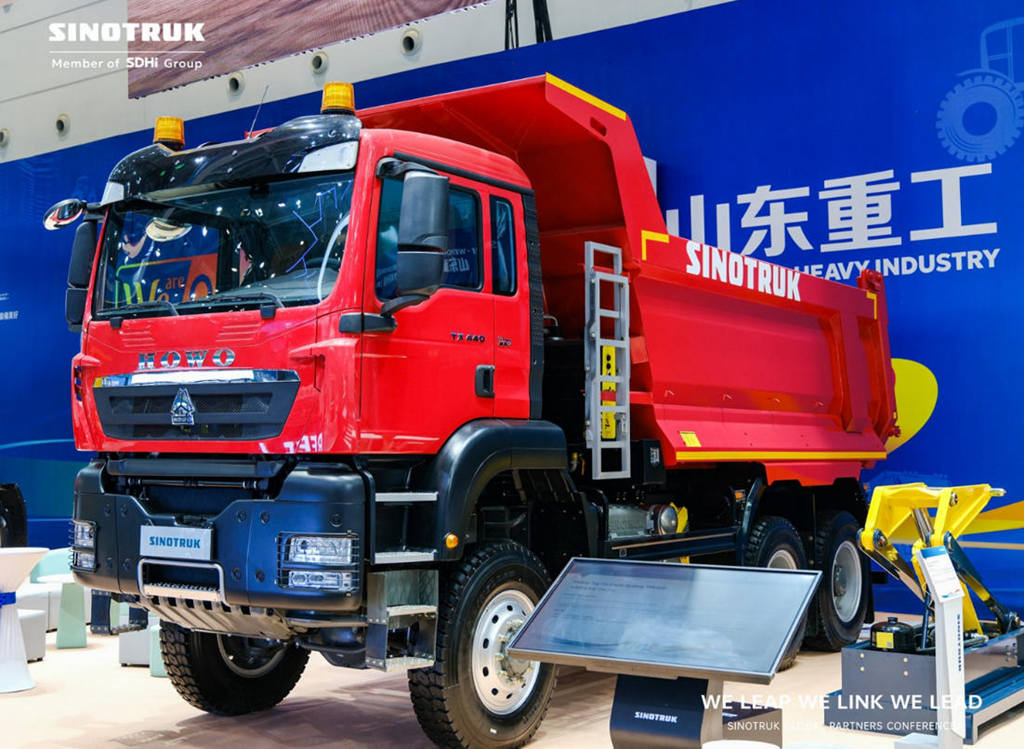 Beyond "Versatile", More "Specialized"! Sinotruk’s Full-Drive "Battle Vehicle" Escorts Special Transportation!