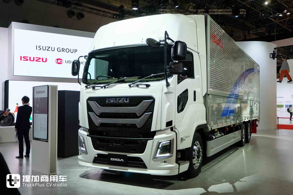2025 Japan Mobility Show | New Giga Debuts, UD Trucks Models Stand Out, On-Site Photos of ISUZU Group’s Exhibits