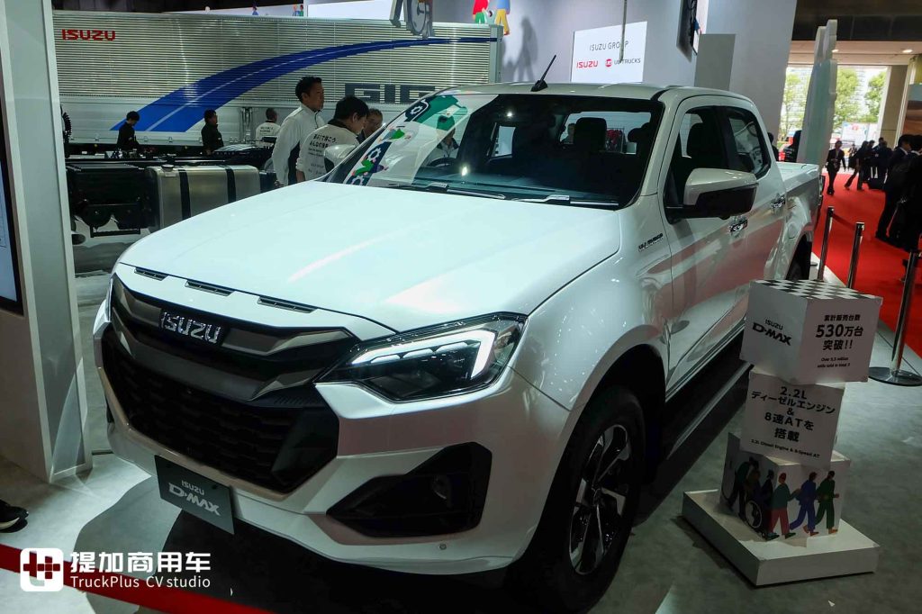 2025 Japan Mobility Show | New Giga Debuts, UD Trucks Models Stand Out, On-Site Photos of ISUZU Group’s Exhibits