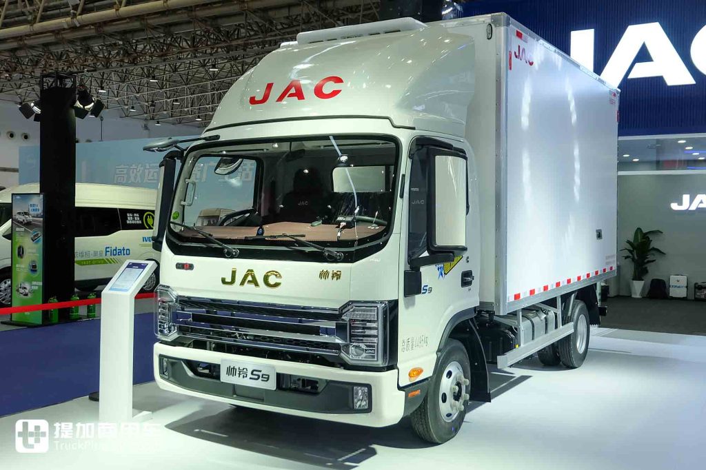 2025 CCVS | Kunpeng ET9, a "New Species" of Light Truck, Makes Its Debut! Is There Much to Expect from the Combination of Pickup Trucks and Agricultural Spraying Drones? A Close Look at JAC Commercial Vehicle's Exhibits