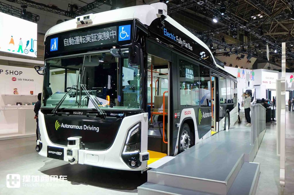 2025 Japan Mobility Show | New Giga Debuts, UD Trucks Models Stand Out, On-Site Photos of ISUZU Group’s Exhibits