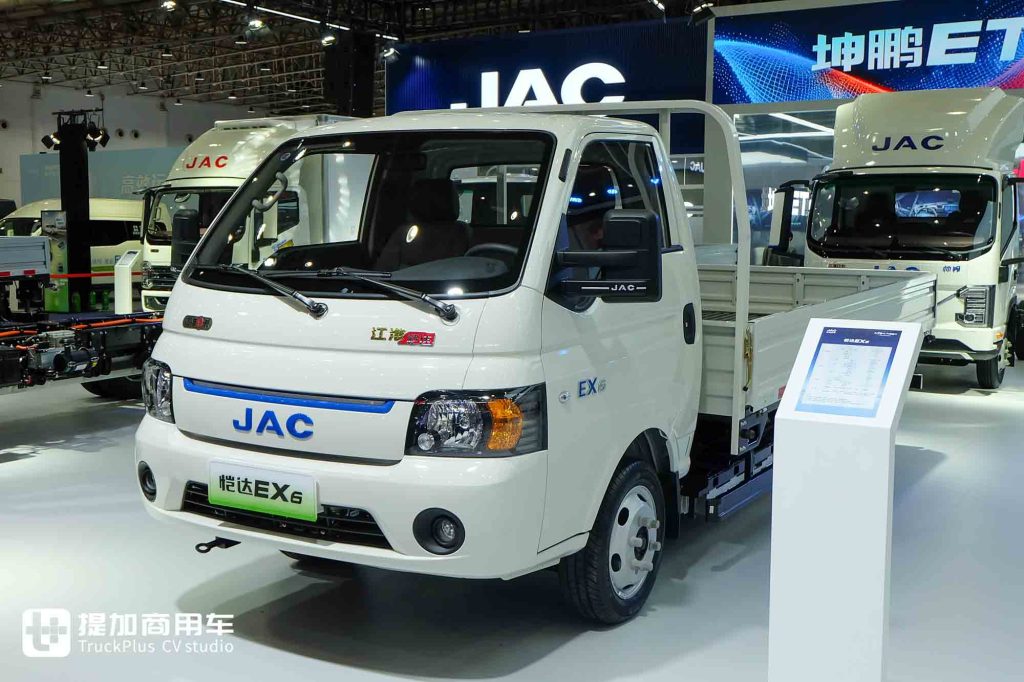 2025 CCVS | Kunpeng ET9, a "New Species" of Light Truck, Makes Its Debut! Is There Much to Expect from the Combination of Pickup Trucks and Agricultural Spraying Drones? A Close Look at JAC Commercial Vehicle's Exhibits