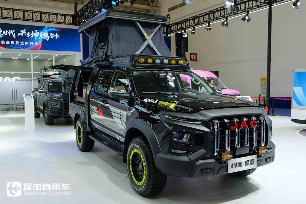 2025 CCVS | Kunpeng ET9, a "New Species" of Light Truck, Makes Its Debut! Is There Much to Expect from the Combination of Pickup Trucks and Agricultural Spraying Drones? A Close Look at JAC Commercial Vehicle's Exhibits