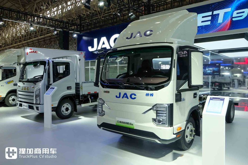 2025 CCVS | Kunpeng ET9, a "New Species" of Light Truck, Makes Its Debut! Is There Much to Expect from the Combination of Pickup Trucks and Agricultural Spraying Drones? A Close Look at JAC Commercial Vehicle's Exhibits