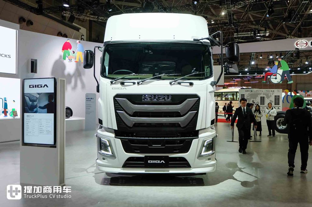 2025 Japan Mobility Show | New Giga Debuts, UD Trucks Models Stand Out, On-Site Photos of ISUZU Group’s Exhibits