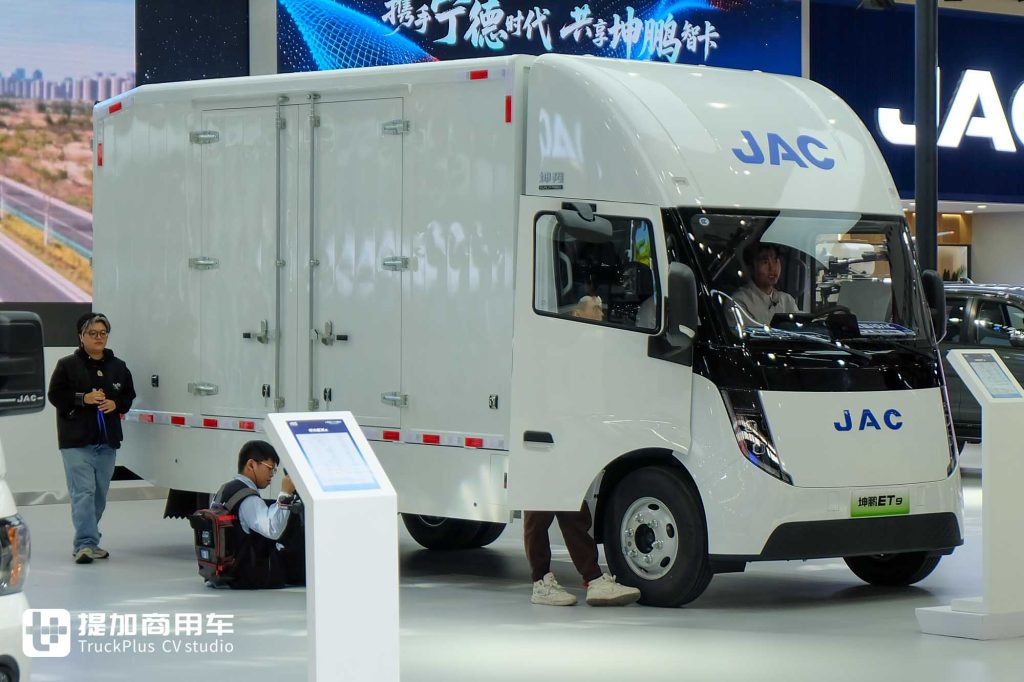Subverting Traditional New Energy Light Trucks! What Makes JAC Trucks Kunpeng ET9 Stand Out with Its Low - Drag Wedge - Shaped Body and Spacious Cab?