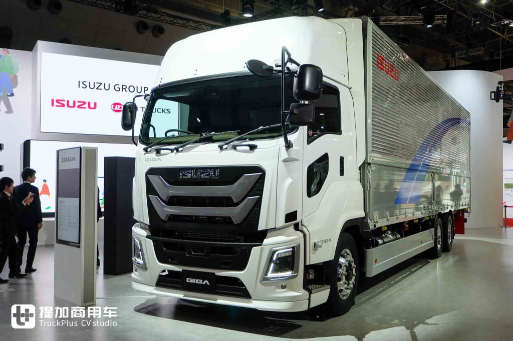 2025 Japan Mobility Show | New Giga Debuts, UD Trucks Models Stand Out, On-Site Photos of ISUZU Group’s Exhibits