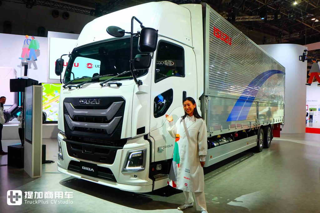 2025 Japan Mobility Show | New Giga Debuts, UD Trucks Models Stand Out, On-Site Photos of ISUZU Group’s Exhibits