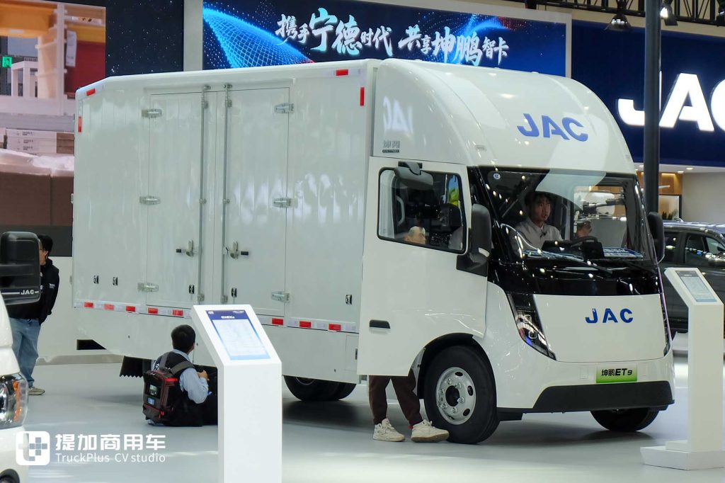 2025 CCVS | Kunpeng ET9, a "New Species" of Light Truck, Makes Its Debut! Is There Much to Expect from the Combination of Pickup Trucks and Agricultural Spraying Drones? A Close Look at JAC Commercial Vehicle's Exhibits